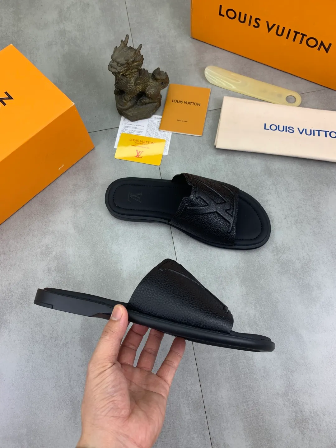 Men's shoes 💰P340 💰【New style】🆘 High quality 【LOUIS VUITTON】The popular Louis Vuitton LV men's slippers on the official website are on sale simultaneously! Original pebbled calfskin fabric imported from Italy. Original factory special supply. Size: 38-46. 4️⃣ colors available.
